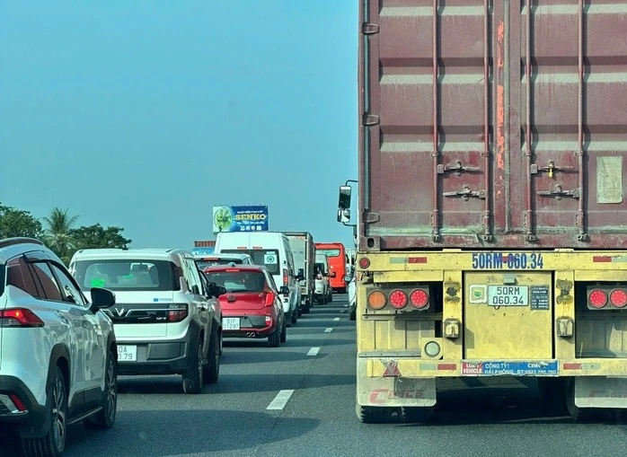 Ùn tắc giao thông trên cao tốc TP HCM - Trung Lương.