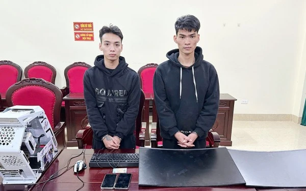 Đối tượng Nguyễn Hữu Duy Nguyễn Kim Ngọc cùng tang vật.