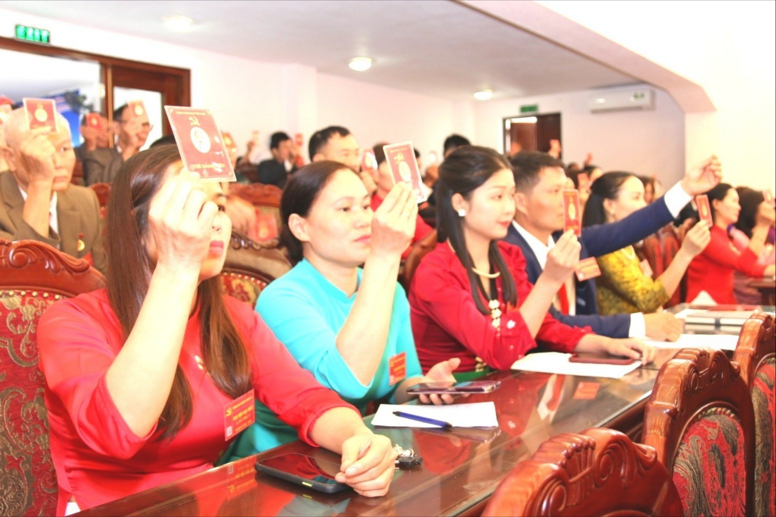Các đại biểu biểu quyết thông qua Nghị quyết Đại hội Đảng bộ phường Nghĩa Lộ lần thứ I, nhiệm kỳ 2025-2030. bieu-quyet-3117.jpg