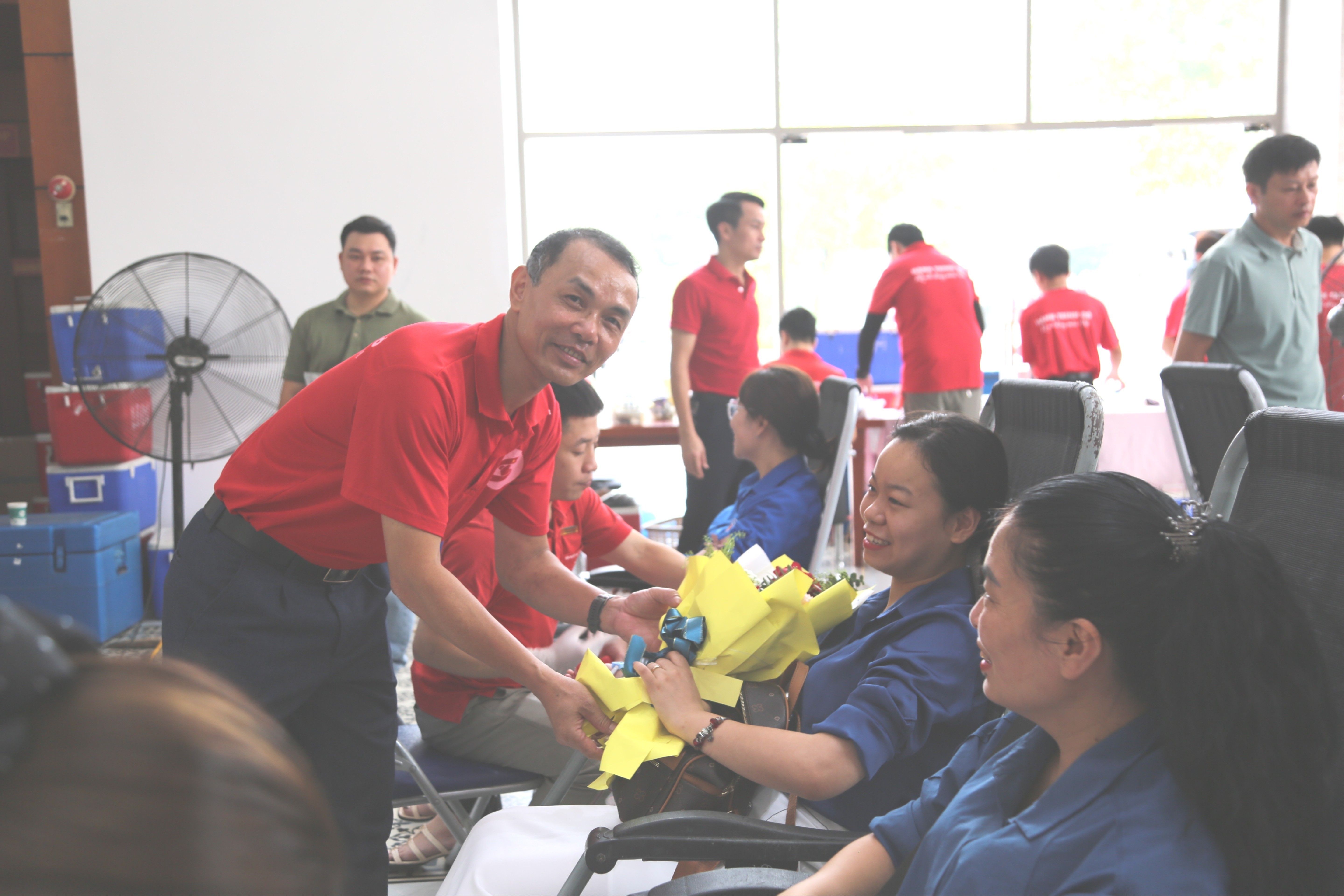 លោក Vu Viet Truong ប្រធានសមាគមកាកបាទក្រហមខេត្ត ជូនកម្រងផ្កាដល់អ្នកបរិច្ចាគឈាម។ cici0326.jpg