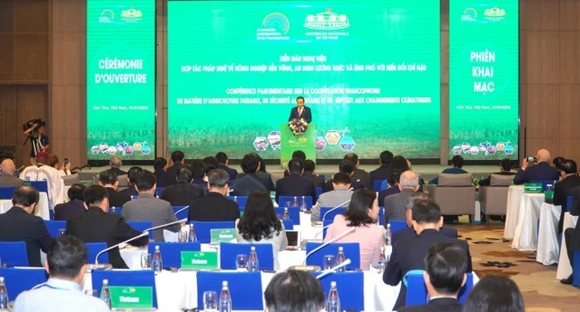 Quang cảnh phiên khai mạc diễn đàn.