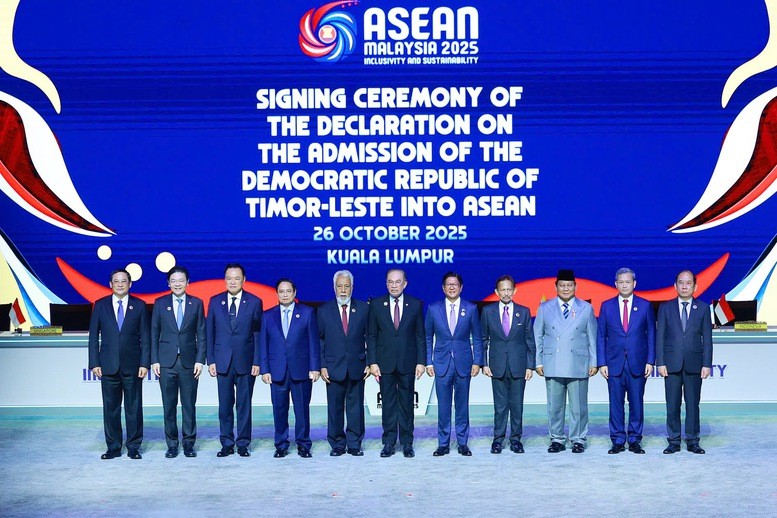 Lãnh đạo các nước ASEAN chứng kiến lễ ký tuyên bố về việc kết nạp Timor Leste vào ASEAN. Lãnh đạo các nước ASEAN chứng kiến lễ ký tuyên bố về việc kết nạp Timor Leste vào ASEAN.