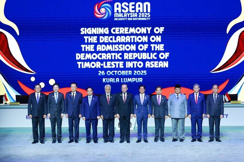 Lãnh đạo các nước ASEAN chứng kiến lễ ký tuyên bố về việc kết nạp Timor Leste vào ASEAN.