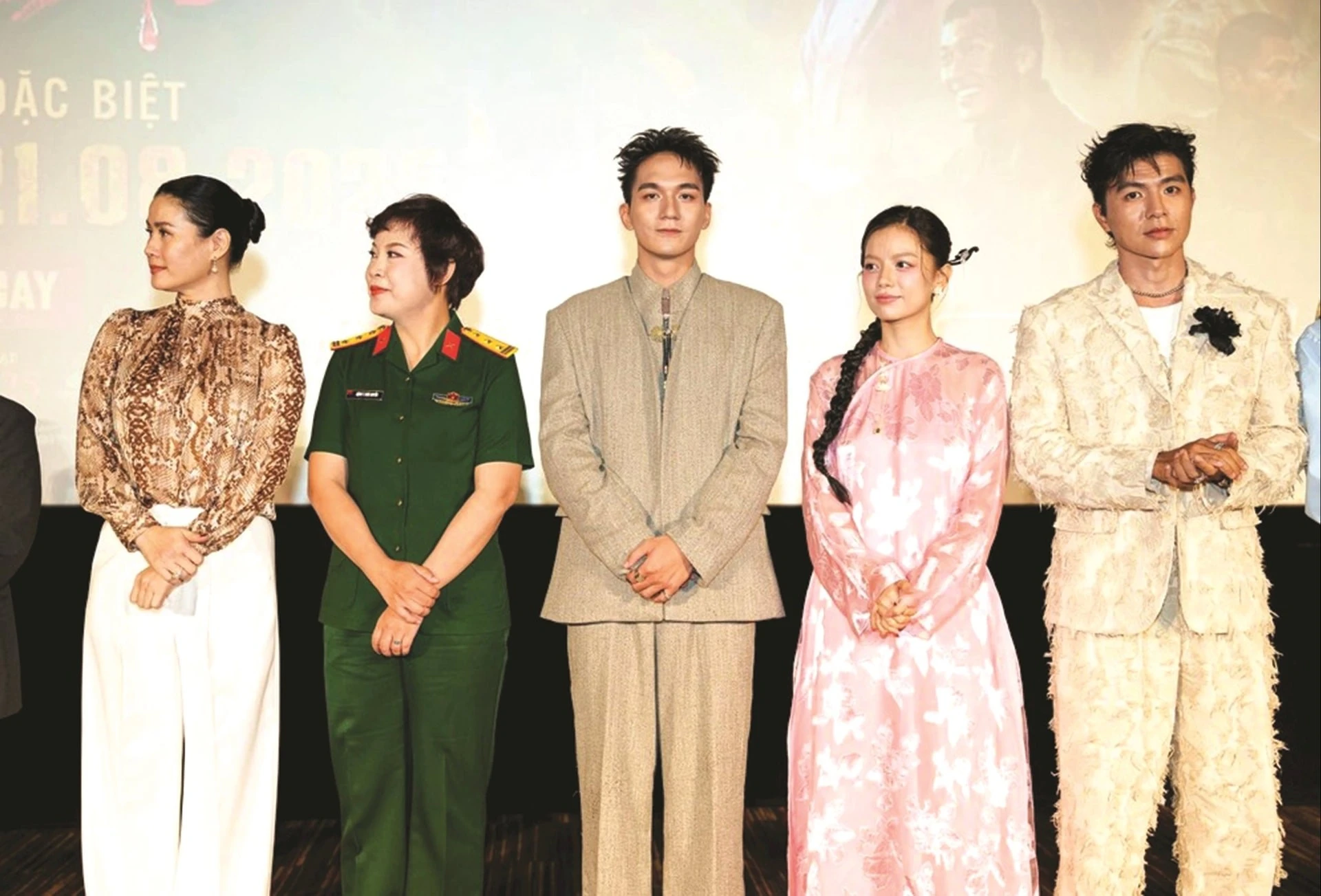 Đoàn làm phim "Mưa đỏ" trong buổi chiếu ra mắt.