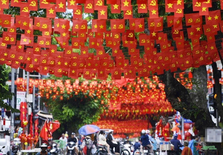 Vào ngày Tết Độc lập, đường phố được trang hoàng cờ hoa. Vào ngày Tết Độc lập, đường phố được trang hoàng cờ hoa.