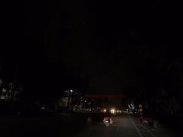 Nhiều tuyến phố tắt đèn hưởng ứng Chiến dịch Giờ trái đất.