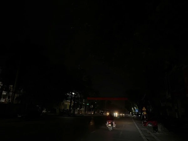 Nhiều tuyến phố tắt đèn hưởng ứng Chiến dịch Giờ trái đất.