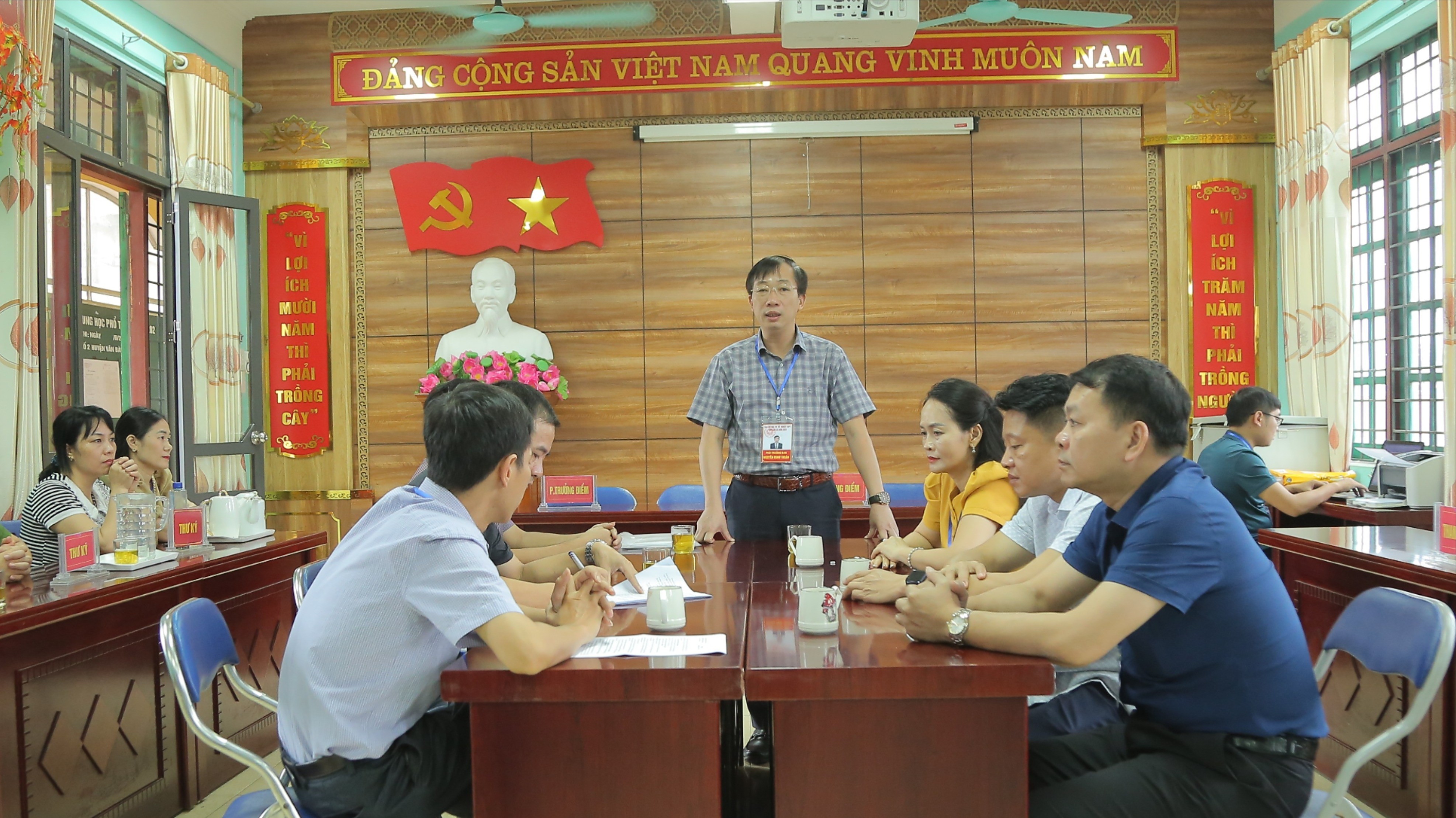 The inspection team worked at examination site No. 2, High School No. 2, Van Ban district. bl-cici1802.jpg