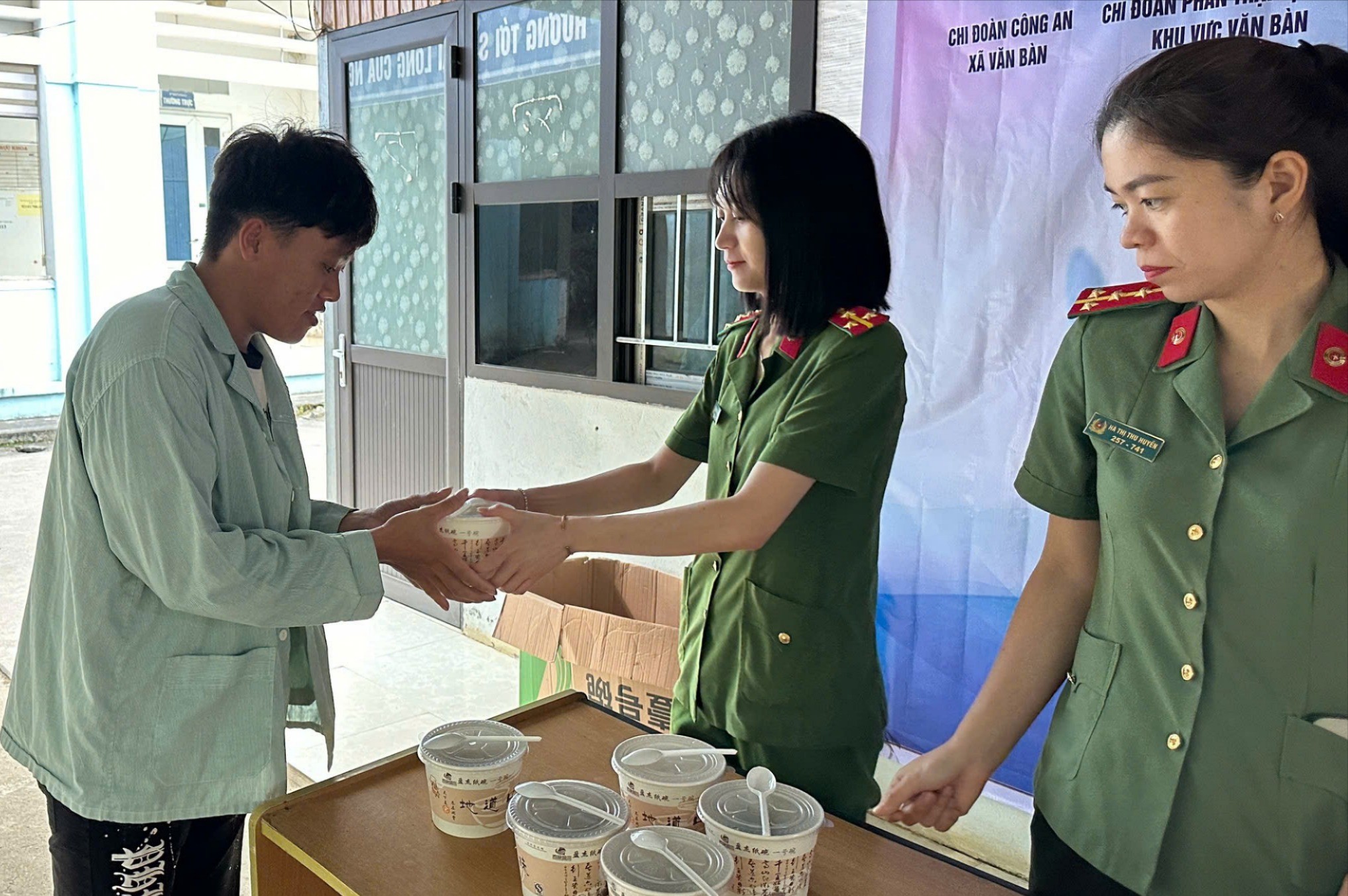 Cán bộ, chiến sĩ công an trao trực tiếp những phần cháo đủ chất dinh dưỡng đến tay các bệnh nhân. z7030930301634-1e43ca1d4e03a4a78729da0c46b43632.jpg
