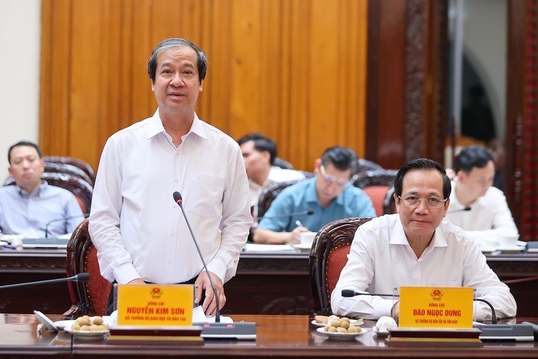 Theo Bộ trưởng Nguyễn Kim Sơn, xây trường là việc người dân rất đồng tình, vì vậy cần phát động phong trào hiến đất rộng khắp. Theo Bộ trưởng Nguyễn Kim Sơn, xây trường là việc người dân rất đồng tình, vì vậy cần phát động phong trào hiến đất rộng khắp.