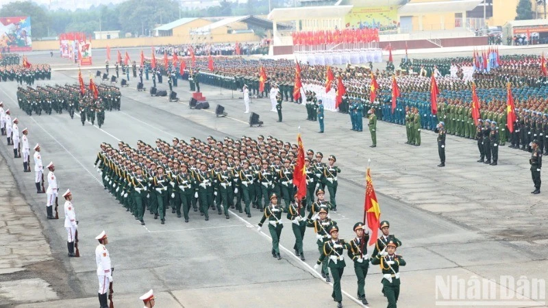 Các cán bộ, chiến sĩ lực lượng vũ trang tham gia tổng hợp luyện cho Đại lễ 30/4.