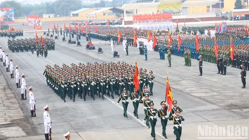 Các cán bộ, chiến sĩ lực lượng vũ trang tham gia tổng hợp luyện cho Đại lễ 30/4.