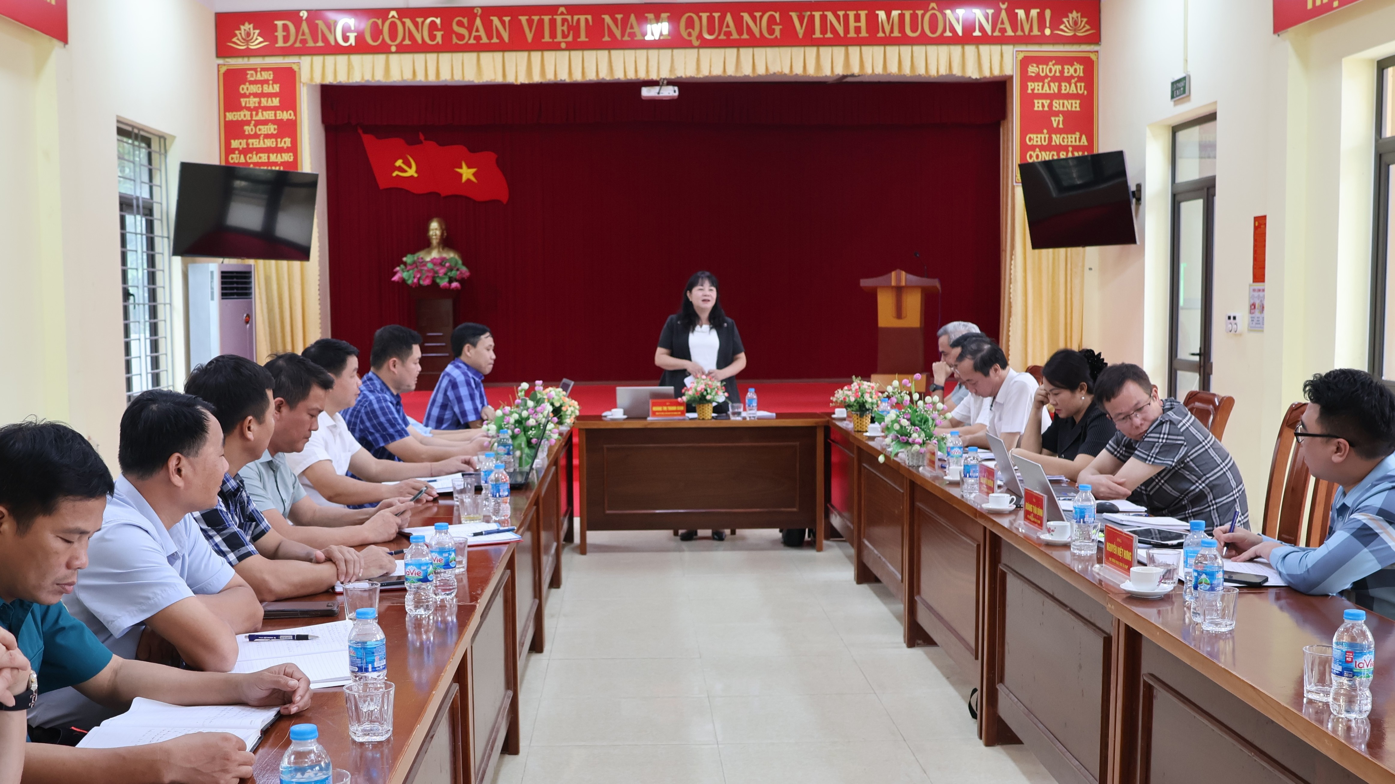 Quang cảnh buổi làm việc. quang-canh-buoi-lam-viec.jpg