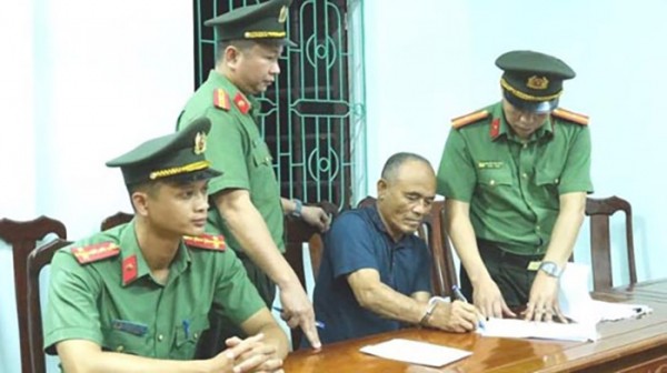 Công an Hà Tĩnh tống đạt quyết định khởi tố bị can Phạm Viết Công. Công an Hà Tĩnh tống đạt quyết định khởi tố bị can Phạm Viết Công.
