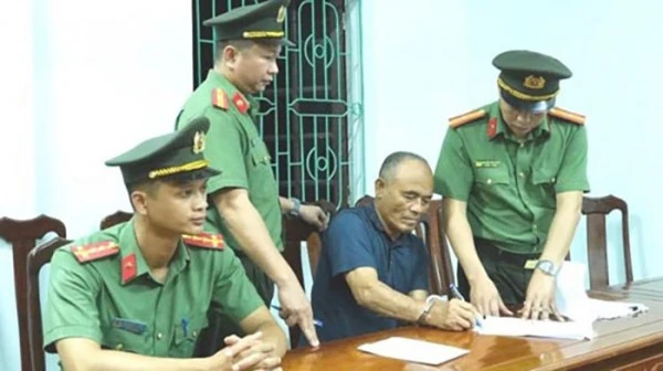 Công an Hà Tĩnh tống đạt quyết định khởi tố bị can Phạm Viết Công.