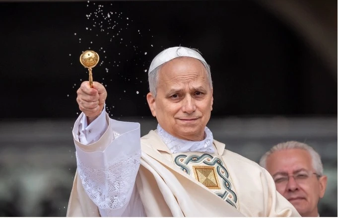 Giáo hoàng rẩy nước thánh tại bàn thờ chính.