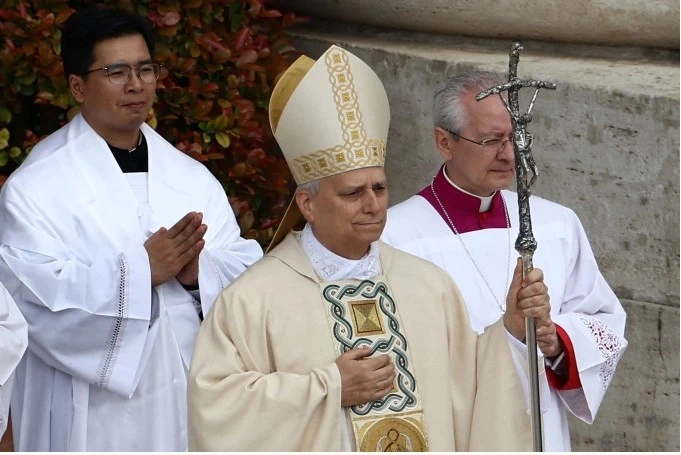 Giáo hoàng Leo XIV trong lễ phục nhậm chức.