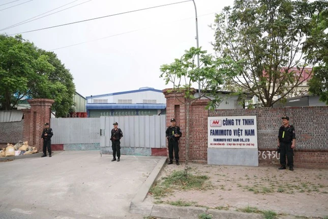 Công an tỉnh Phú Thọ đột kích một cơ sở kinh doanh, thu giữ hàng trăm tấn dầu ăn, bột nêm, bột canh, mì chính giả.