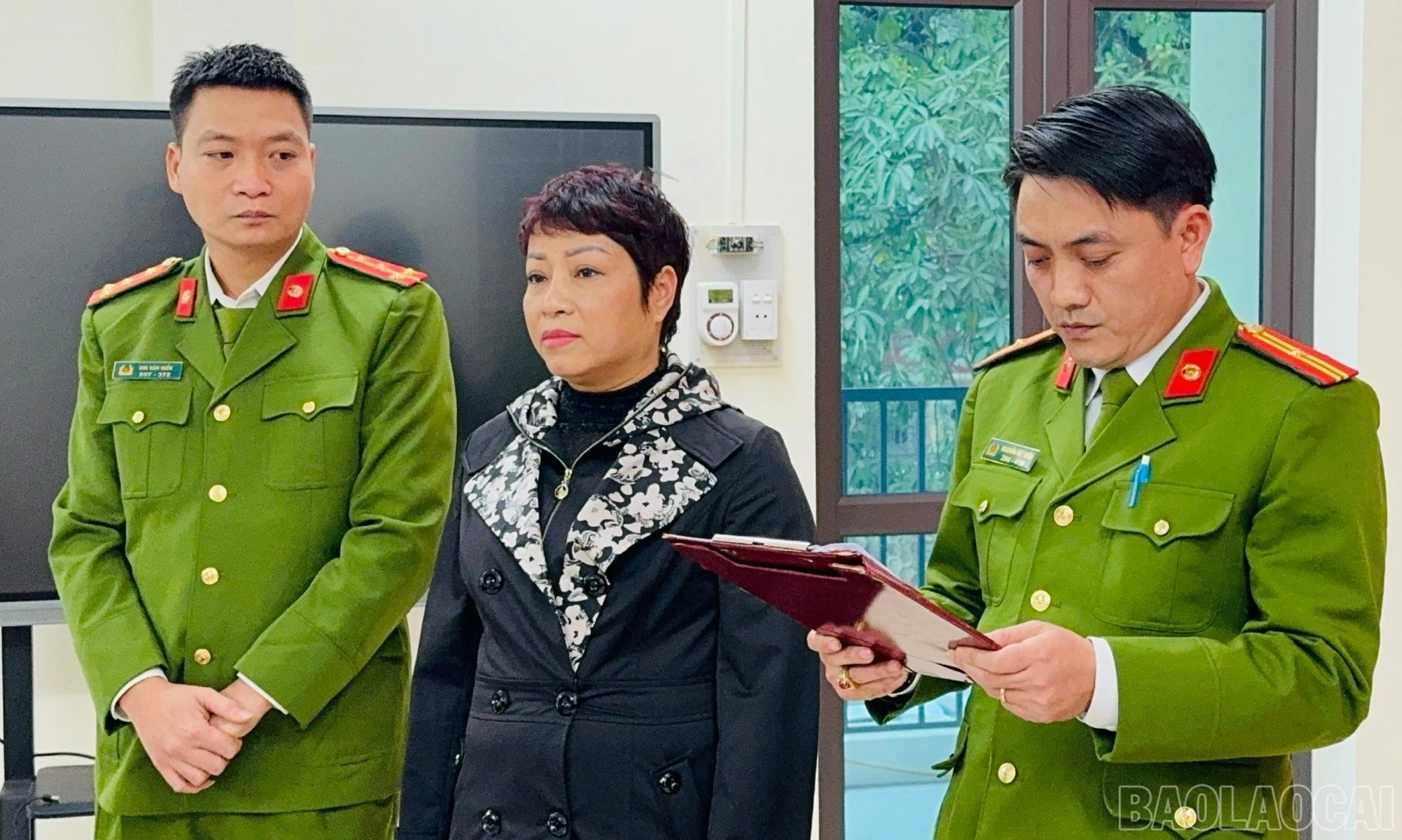 baolaocai-br_anh-12-thi-hanh-quyet-dinh-khoi-to-bi-can-va-bat-tam-giam-doi-tuong-nguyen-kim-anh-1-4156.jpg