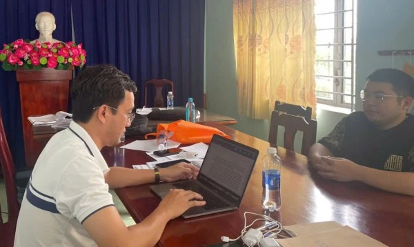 Lực lượng chức năng làm việc với đối tượng có liên quan (đối tượng mặc áo đen).