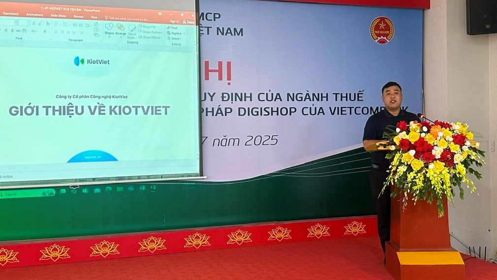 Đại diện Kios Việt giới thiệu phần mềm bán hàng và xuất hoá đơn từ máy tính tiền. 3.png