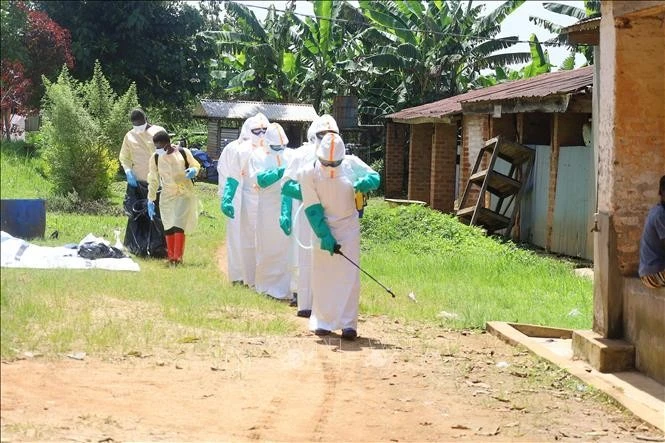 Nhân viên y tế tiến hành khử trùng để ngăn chặn sự lây lan của virus Ebola tại Mongbwalu, tỉnh Ituri, CHDC Congo. Ảnh: THX/TTXVN