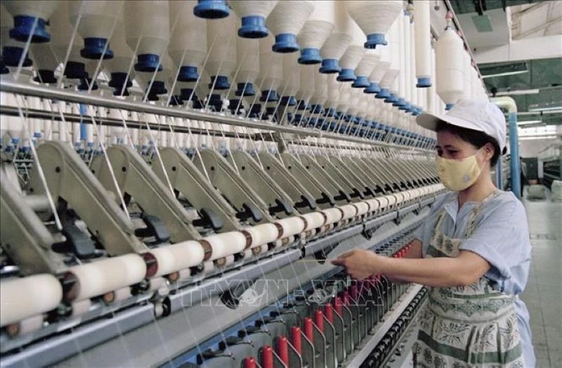 Sản xuất sợi chất lượng cao ở Công ty Dệt Nam Định (năm 2004). (Ảnh: Cẩm Bình/TTXVN)