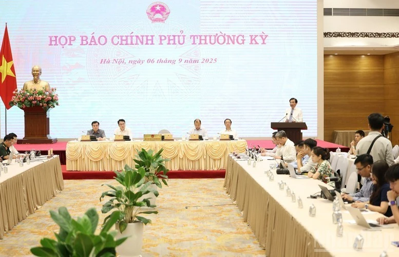 Quang cảnh buổi họp báo Chính phủ thường kỳ tháng 8.