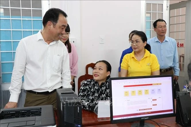 Chủ tịch UBND tỉnh Vĩnh Long Lữ Quang Ngời thăm hỏi người dân làm thủ tục hành chính tại Trung tâm Phục vụ hành chính công xã Long Hữu.