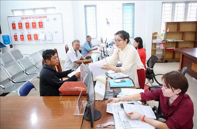 Công tác tiếp nhận, giải quyết thủ tục hành chính theo cơ chế “một cửa”, “một cửa liên thông” tại Trung tâm phục vụ Hành chính công xã Tân Đông, tỉnh Tây Ninh.