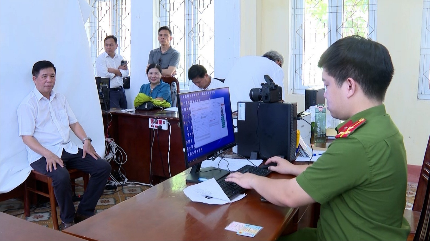 Công an phường Yên Bái thực hiện cấp đổi thẻ cho đảng viên 984-478400-02-03-16still004.jpg