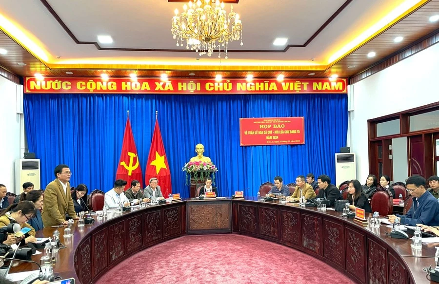 Quang cảnh buổi họp báo.