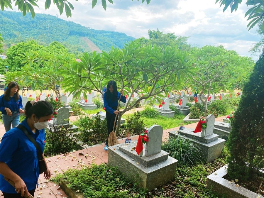 Thông qua các hoạt động ý nghĩa giúp sinh viên có cơ hội rèn luyện trưởng thành. Thông qua các hoạt động ý nghĩa giúp sinh viên có cơ hội rèn luyện trưởng thành.