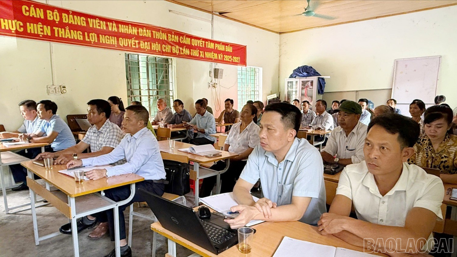 Đại diện các phòng của xã và Nhân dân tham gia buổi đối thoại. baolaocai-bl-z7122336172876-a2e8d32686646cac0dd76025c10a0a6b.jpg