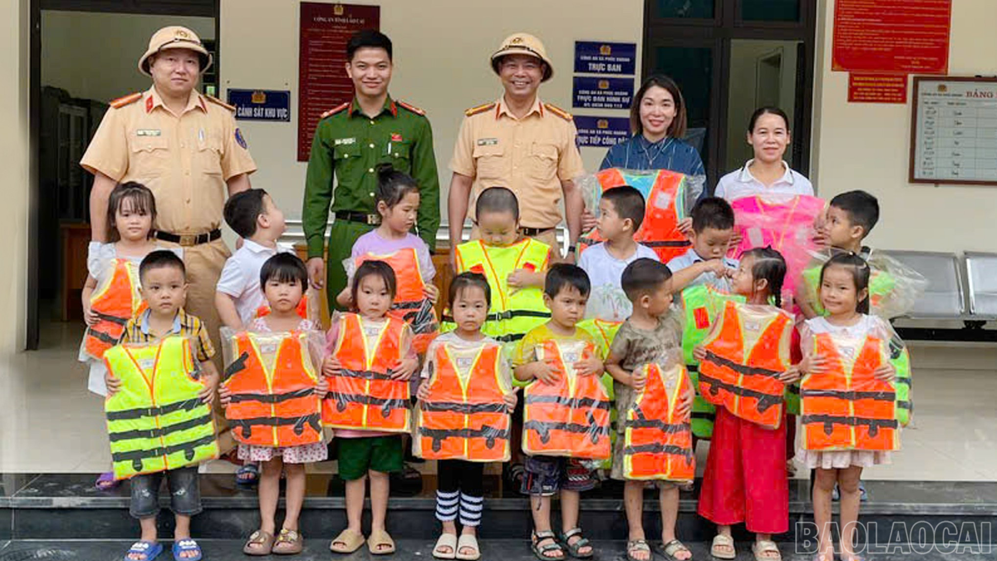 Tặng áo phao cho các em học sinh. baolaocai-br_2.jpg