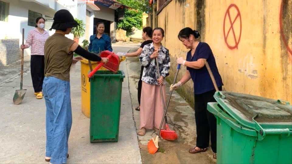 Hội viên phụ nữ phường Yên Bái sử dụng thùng rác sơn màu vàng, xanh để phân loại rác thải hữu cơ và vô cơ. pn-2-8445.jpg
