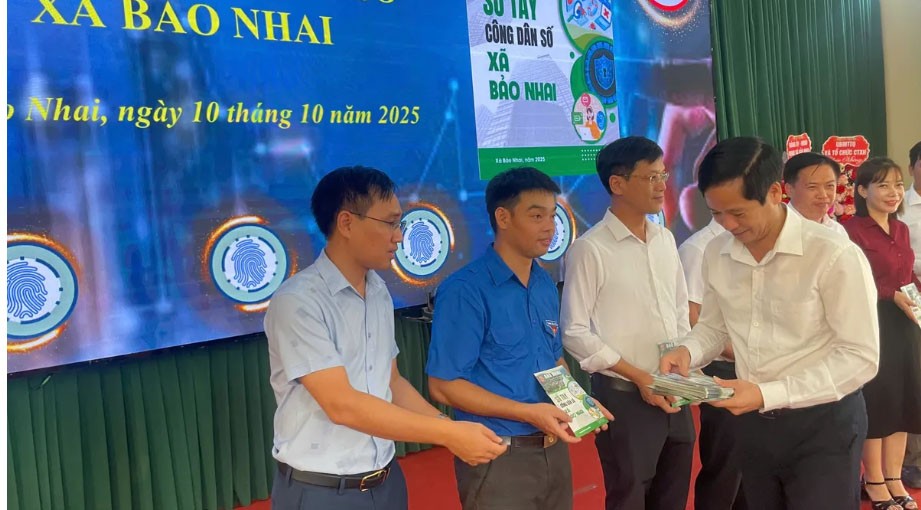 Trao sổ tay công dân số Bảo Nhai. 2.jpg