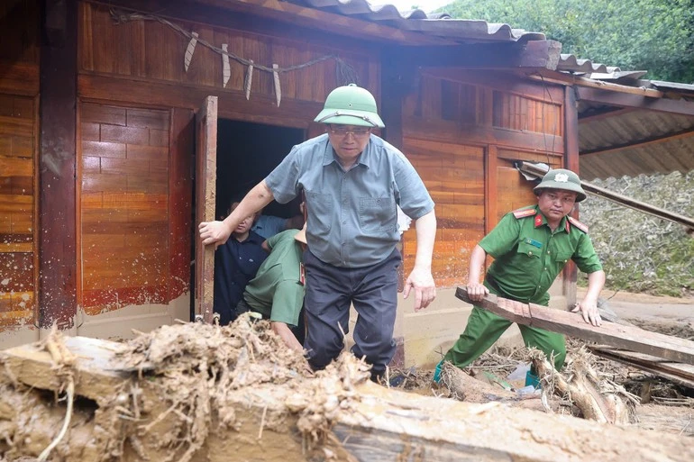 Thủ tướng Phạm Minh Chính kiểm tra, chỉ đạo khắc phục hậu quả mưa lũ, lũ quét, sạt lở đất tại xã Xa Dung.
