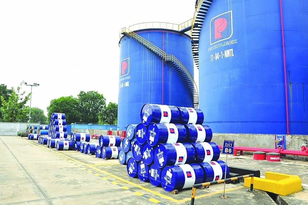 Bộ Tài chính đề xuất giảm 50% thuế bảo vệ môi trường với xăng dầu để hỗ trợ doanh nghiệp đến hết năm 2026. Bộ Tài chính đề xuất giảm 50% thuế bảo vệ môi trường với xăng dầu để hỗ trợ doanh nghiệp đến hết năm 2026.