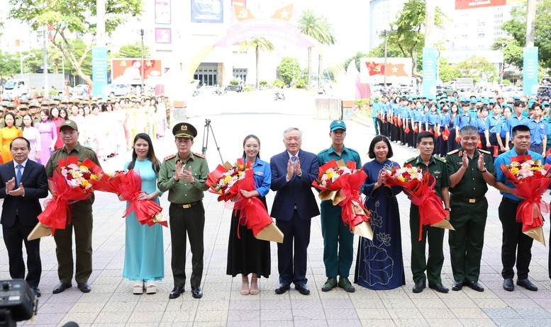Phó Thủ tướng tặng hoa các lực lượng tham gia diễu hành tại Lễ phát động chung tay phòng, chống mua bán người năm 2025. Phó Thủ tướng tặng hoa các lực lượng tham gia diễu hành tại Lễ phát động chung tay phòng, chống mua bán người năm 2025.