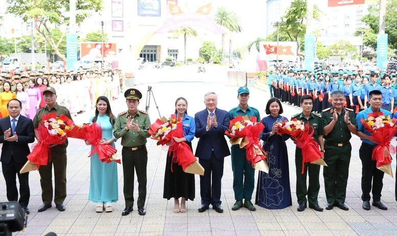 Phó Thủ tướng tặng hoa các lực lượng tham gia diễu hành tại Lễ phát động chung tay phòng, chống mua bán người năm 2025.