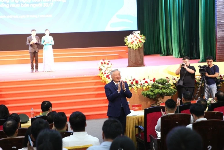 Phó Thủ tướng Thường trực Chính phủ Nguyễn Hòa Bình dự và phát biểu tại Lễ phát động chung tay phòng, chống mua bán người năm 2025, diễn ra tại TP. Huế.