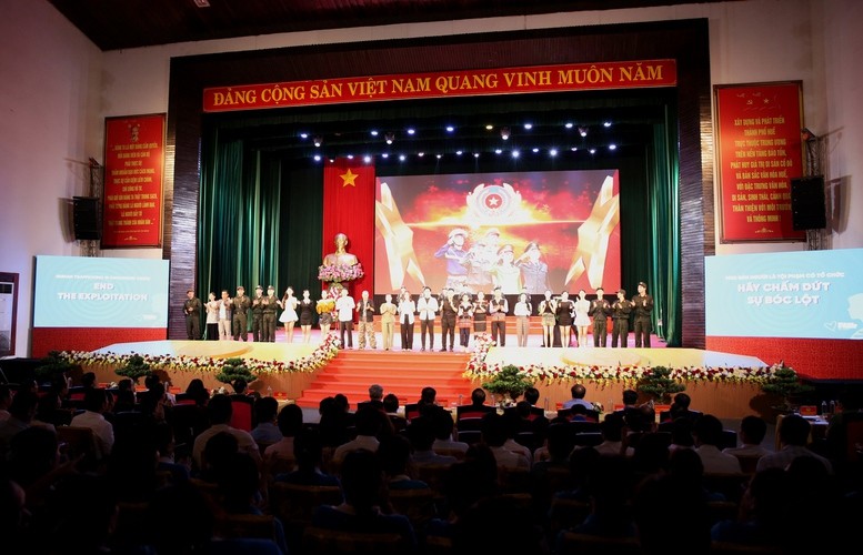 Lễ phát động chung tay phòng, chống mua bán người năm 2025, diễn ra tại TP. Huế, là hoạt động hưởng ứng "Ngày thế giới phòng, chống mua bán người", khẳng định cam kết mạnh mẽ của Việt Nam trong công cuộc đấu tranh phòng, chống tội phạm mua bán người. Lễ phát động chung tay phòng, chống mua bán người năm 2025, diễn ra tại TP. Huế, là hoạt động hưởng ứng "Ngày thế giới phòng, chống mua bán người", khẳng định cam kết mạnh mẽ của Việt Nam trong công cuộc đấu tranh phòng, chống tội phạm mua bán người.