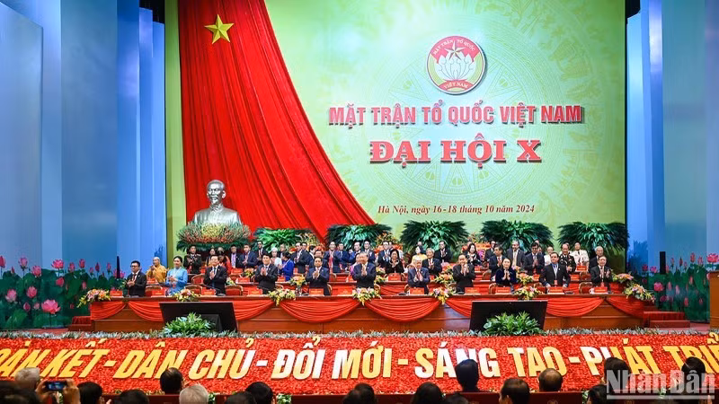 Các đồng chí trong Đoàn Chủ tịch Đại hội đại biểu Mặt trận Tổ quốc Việt Nam lần thứ X.