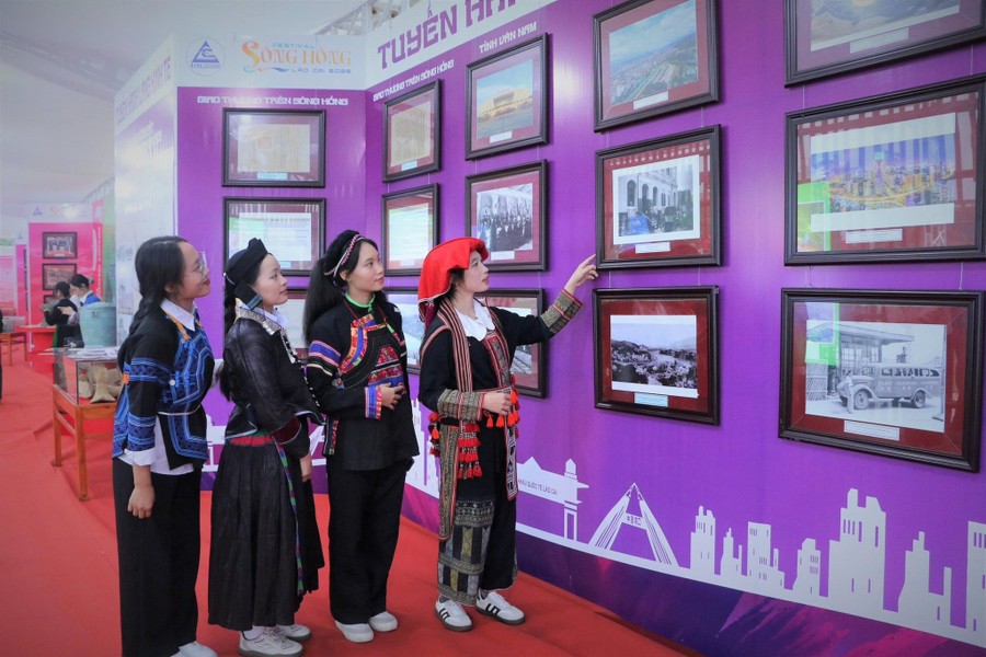 Sinh viên khoa Kinh tế Du lịch tham gia hỗ trợ Festival Sông Hồng năm 2025.