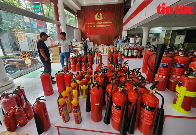 Người dân mua thiết bị PCCC tại TP Hồ Chí Minh.
