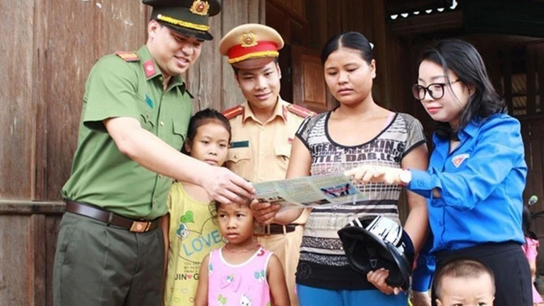 Lực lượng chức năng và đoàn thể cơ sở trực tiếp tiếp cận, hướng dẫn người dân nhận diện nguy cơ mua bán người.