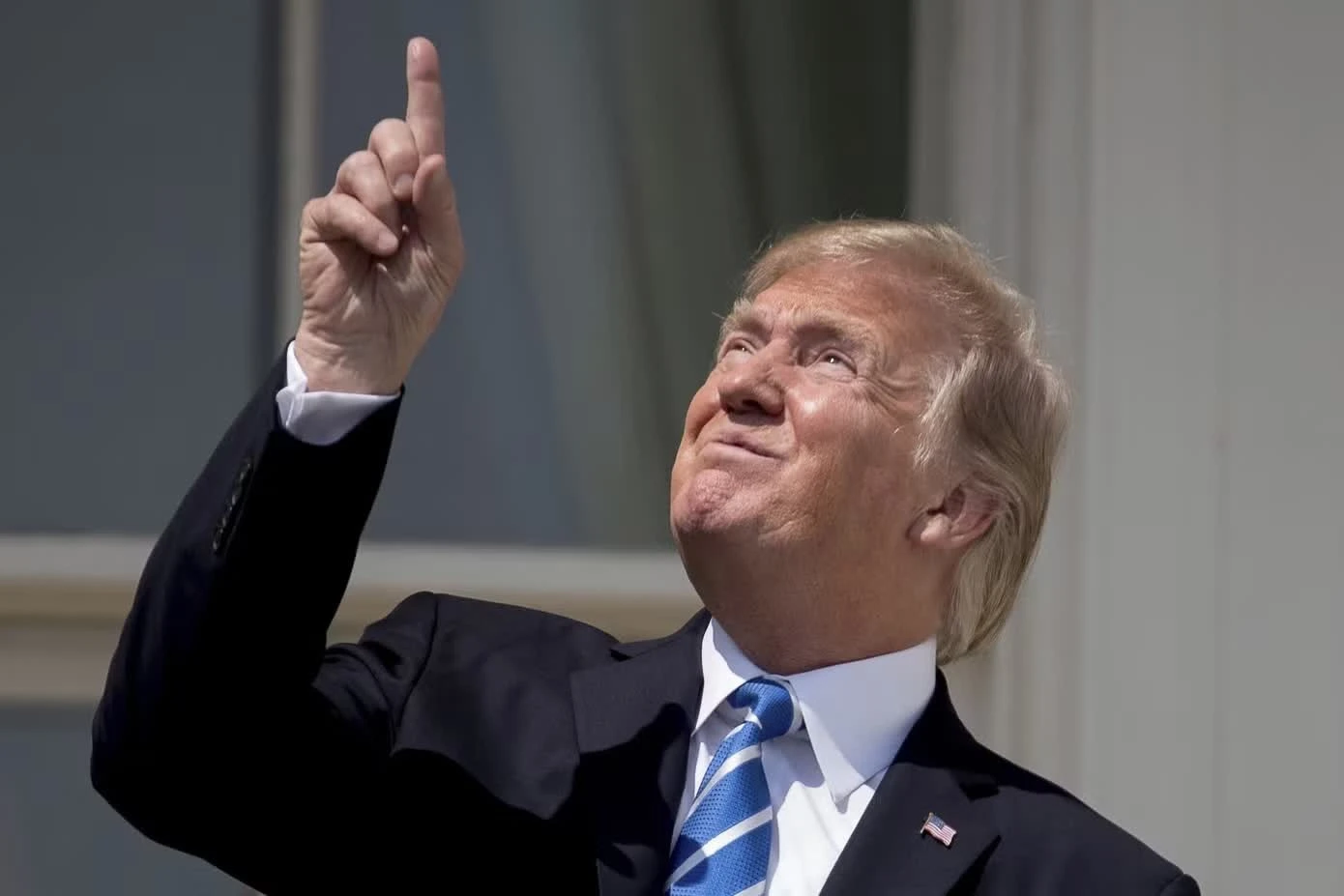 Tổng thống Mỹ Donald Trump chỉ tay về phía Mặt Trời khi đến Nhà Trắng ở Washington để quan sát nhật thực năm 2017.
