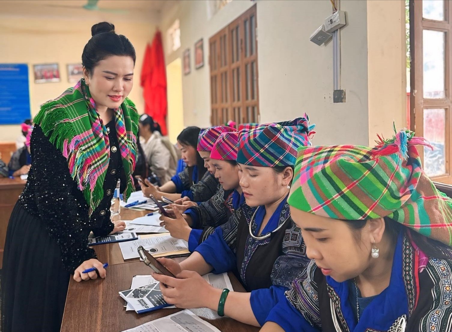 Nông dân xã Púng Luông được tập huấn nâng cao năng lực, sử dụng điện thoại thông minh, bán hàng trên các nền tảng mạng xã hội. 545073970-3451881774962251-8783468553398660779-n-1421.jpg