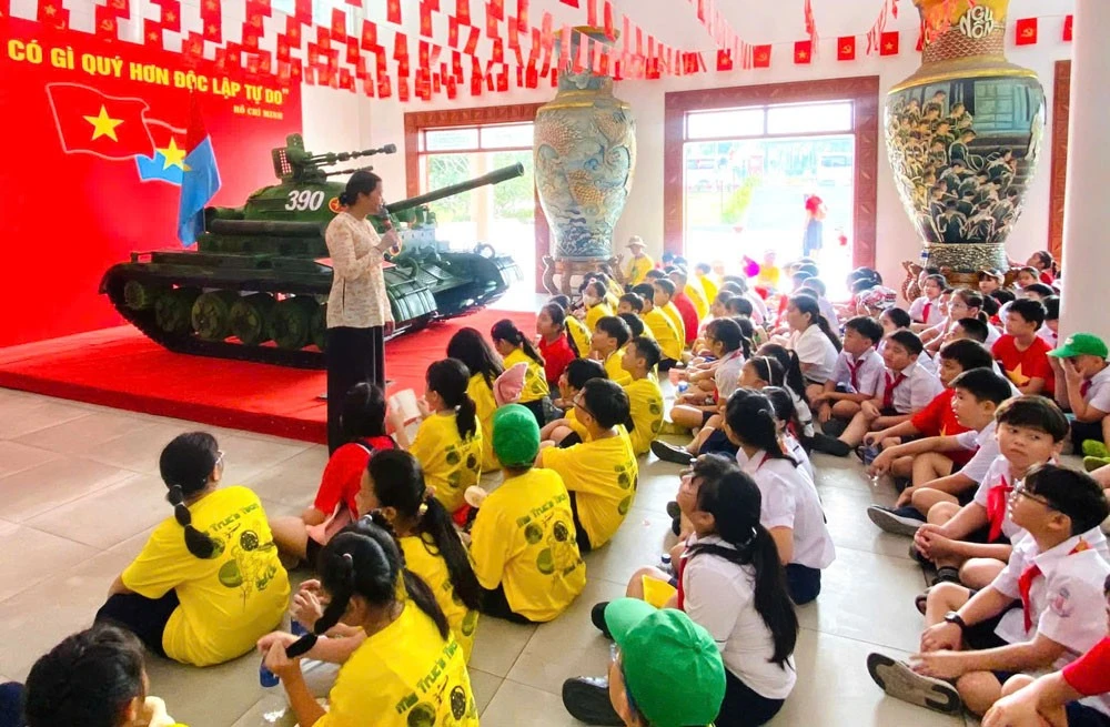 Nhiều đoàn học sinh đến tham quan, nghe giới thiệu về trưng bày tại Bảo tàng tỉnh.